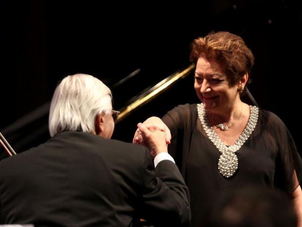 Linda Bustani junto al concertino Daniel Lasca